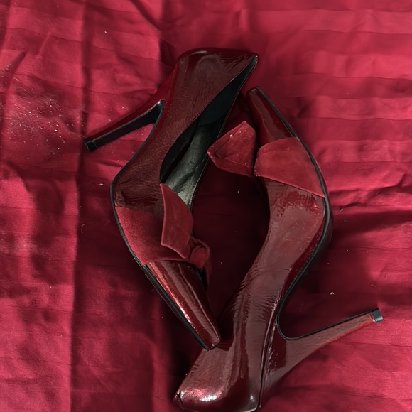 Red patent with bow high heel dressy shoe. - Picture 3 of 4